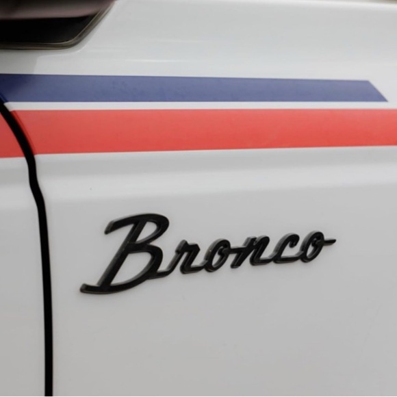2021-2024 Bronco Matte Black Script Heritage Fender Emblems Pair NIP - Picture 8 of 12